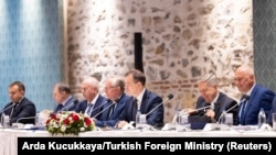 Российская делегация во главе с советником Путина Владимиром Мединским на переговорах в Стамбуле, Турция, 16 мая 2025 года