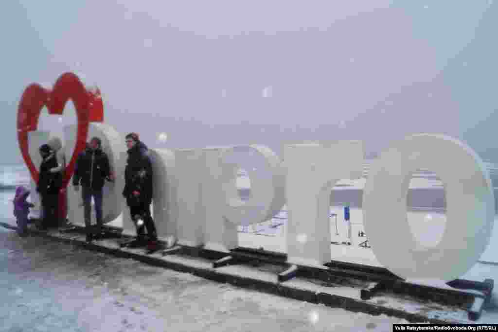 Наразі в місті почали &laquo;розкручувати&raquo; нову, альтернативну назву &ndash; &laquo;Дніпро&raquo;. Арт-об&rsquo;єкт, який коштом підприємців був встановлений на Набережній, викликав суперечливі реакції: частині жителів він подобається, однак в соціальних мережах його критикують через калькування схожого знаку в Амстердамі