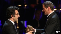 مازیار بهاری؛ به هنگام دریافت جایزه هنری نانن