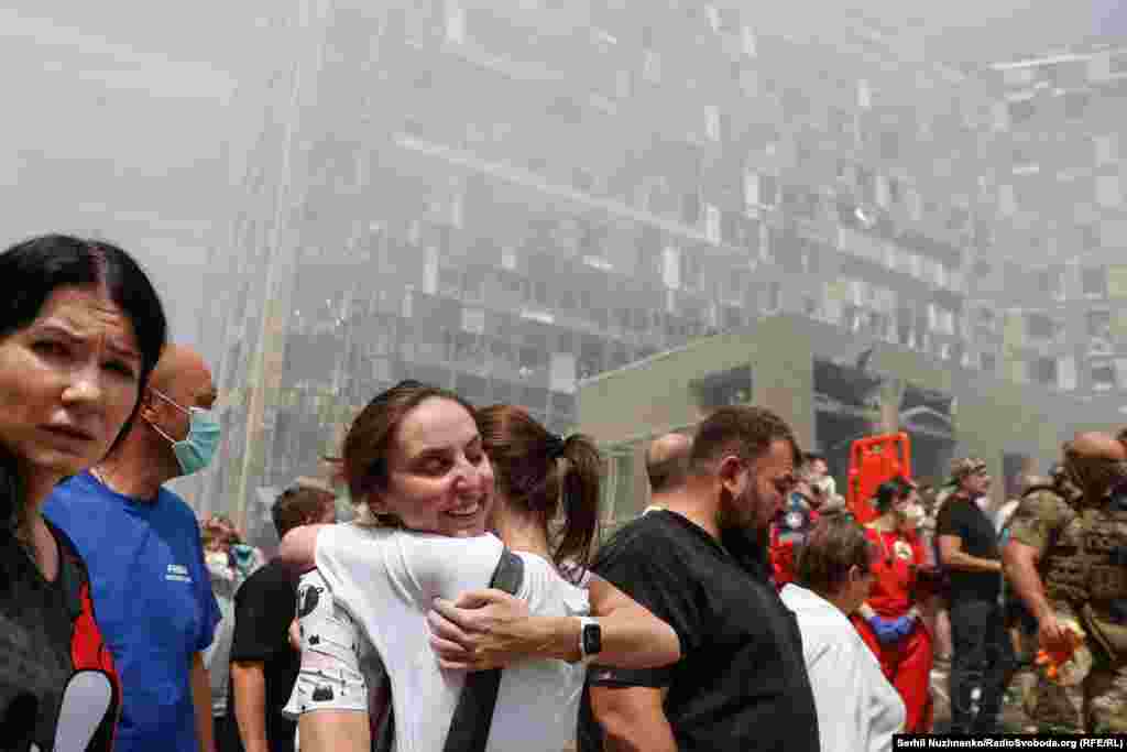 Новий корпус лікарні «Охматдит», пошкоджений внаслідок обстрілу, в день атаки та рік по тому. Активно відновлювати медзаклад почали у червні 2025 року.Відбудова фінансується виключно благодійними коштами, зібраними прицільно під це. Додаткове державне фінансування також передбачене у випадку потреби, але, за словами міністра охорони здоров’я України Віктора Ляшка, наразі необхідності залучення бюджетних грошей у МОЗ не бачать