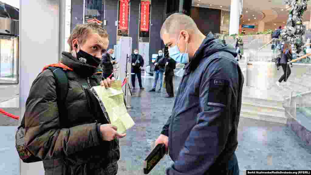 На&nbsp;вході до&nbsp;ТРЦ охоронці перевіряють наявність сертифікатів чи&nbsp;негативних тестів у відвідувачів