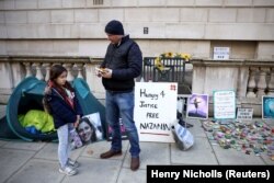 ریچارد رتکلیف و دخترش گابریلا در پایده‌روی مقابل وزارت خارجه بریتانیا