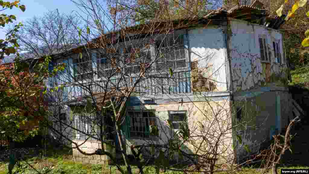 Плотина примыкает и к этому земельному участку, на котором стоит этот нежилой дом довоенной постройки