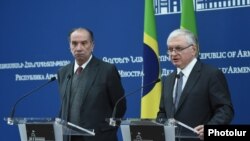 Министр иностранных дел Бразилии Алоизио Нунес Феррейра (слева) и министр иностранных Армении Эдвард Налбандян во время совместной пресс-конференции, Ереван, 17 ноября 2017 г.