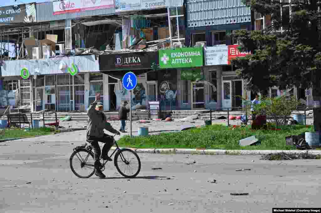 Втім, деякі досі зберігають оптимізм і стійкість духу. Та не збираються їхати з рідного міста