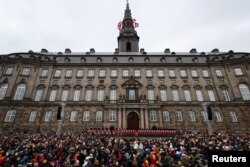 Люди перед парламентом Данії, 14 січня 2024 року