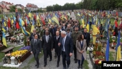 Міністри закордонних справ Іспанії, Великої Британії, Франції та інших європейських країн вшановують пам'ять загиблих захисників України на військовому кладовищі перед зустріччю Україна-ЄС у Львові, 9 травня 2025 року