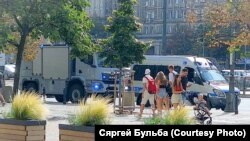 Варшава. Польскія сілавікі ля офісу хаба "Робім разам". Фота Сяргея Бульбы 