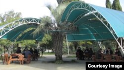 «Ветер перемен» превратил эту кофейню под открытым небом в что-то вроде якобинского клуба или Гайд-парка