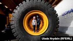 МАЗ ва БелАЗ Беларуснинг йирик автомоболсизлик корхоналаридир. Суратда: БелАЗ юк машинаси ғилдираги.