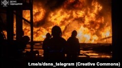 Рятувальники гасять пожежу після удару РФ, Одещина, 18 серпня 2025 року