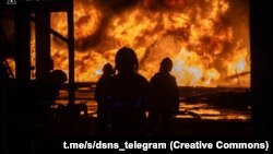 Украінскія ратаўнікі тушаць пажар у Адэскай вобласьці пасьля расейскага ўдару 18 жніўня 2025 году. Ілюстрацыйнае фота