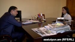 Руководитель парламентской фракции правящей Республиканской партии Армении Ваграм Багдасарян дает интервью корреспонденту Радио Азатутюн, 17 февраля 2016 г.