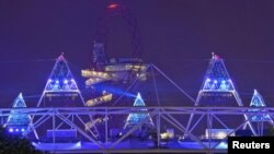 Լոնդոնի Օլիմպիական մարզադաշտից այսպիսի լուսային պատկերներ էին երեւում Օլիմպիադայի բացման արարողության փորձի ժամանակ, 25-ը հուլիսի, 2012թ.