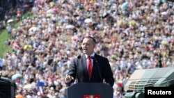 Кароль Навроцкий выступает на военном параде в Варшаве, 15 августа 2025 года
