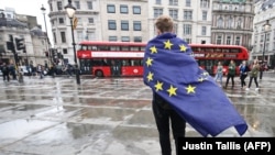 اعتراض یکی از هواداران اتحادیه اروپا در لندن به برگزیت 
