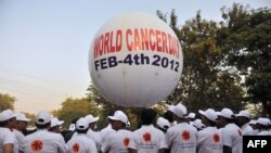 ۴ فوریه (۱۵ بهمن) روز جهانی سرطان؛ تنها در سال ۲۰۱۲ میلادی حدود هشت میلیون و ۲۰۰ هزار نفر در اثر ابتلا به بیماری سرطان درگذشتند.
