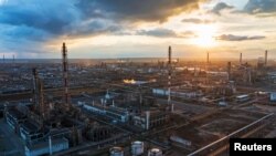 Завод, який не вперше зазнає атаки дронів, зупинено, за даними джерела, є деякі пошкодження гідрокрекінгу. Фото архівне 