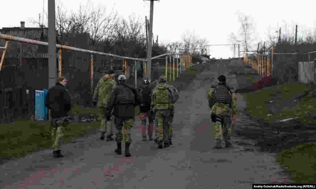 Дорога до села проходить прямо перед позиціями російсько-сепаратистських сил, тому нас, як журналістів, везли у броньованому авто з воєнізованою охороною. У самому селі нашу охорону підсилили ще більше. ДРГ (диверсійно-розвідувальні групи) та ворожі снайпери тут працюють постійно. Крім того, існує постійна загроза мінометного та артелирійського вогню. За провідомленням прес-штабу АТО, у день, коли були й ми, по Зайцеву було випущено 158 мін