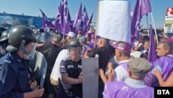 Сблъсъци между полицията и протестиращите работници от държавните горски и ловни и стопанства на магистрала "Тракия"