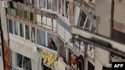 Шматпавярховы дом пасьля начнога ўдару расейскага бесьпілётніка 1 траўня ў Адэсе. Ад выбуху як мінімум два чалавекі загінулі, а 15 атрымалі раненьні