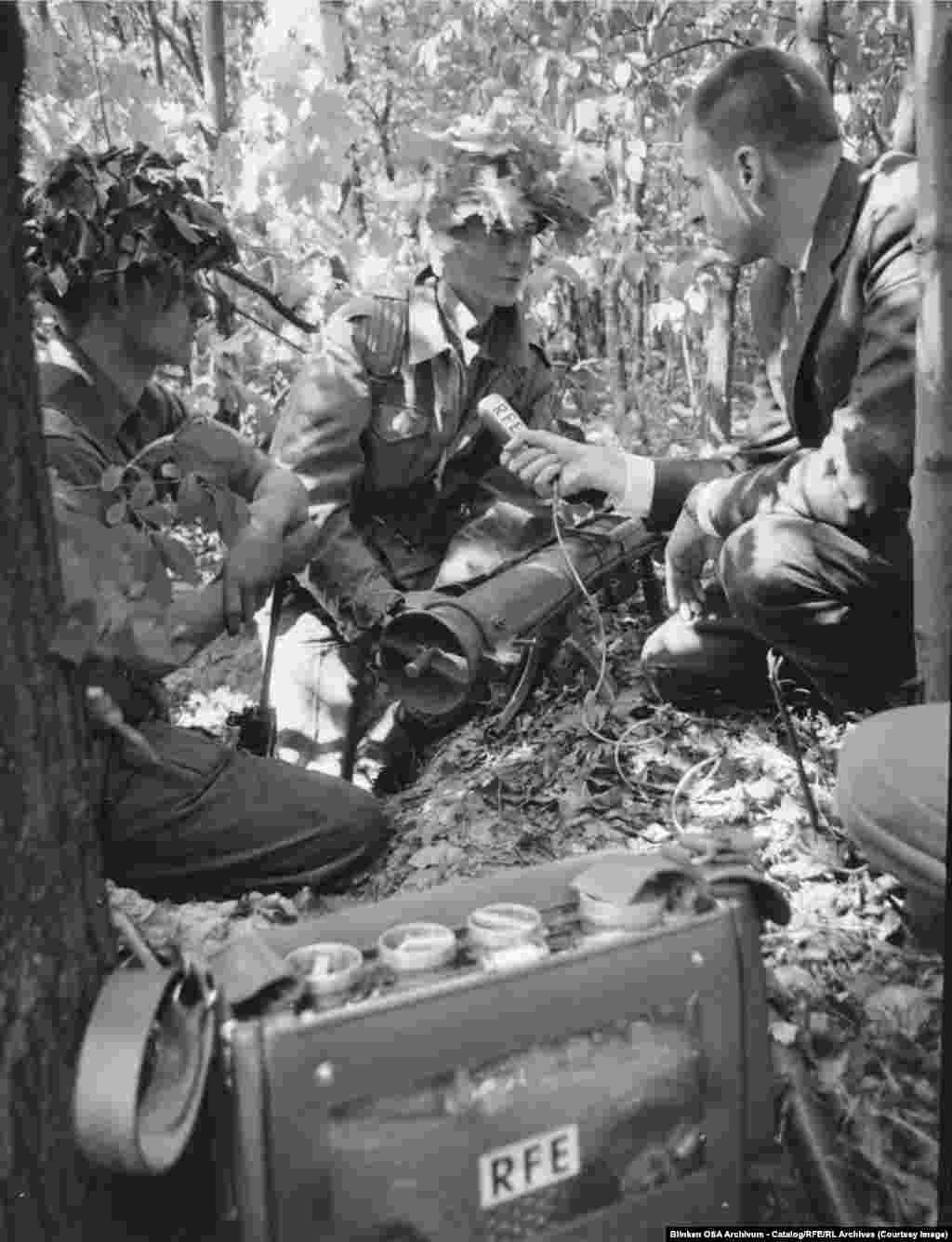 Бэрлінскі карэспандэнт Радыё Свабодная Эўропа Том Бодын гутарыць з амэрыканскім салдатам падчас сумесных ангельска-амэрыканскіх вучэньняў у Грунэвальдзкім лесе Заходняга Бэрліну ў 1964 годзе.Радыё лічылася ідэальным сродкам доступу да насельніцтва, якое жыве ва ўмовах рэпрэсіўных рэжымаў, пераважна таму, што яно не пакідала ніякіх кампрамэтацыйных сьлядоў. Слухачы маглі настроіцца на перадачу, а затым пераключыцца на іншую частату.