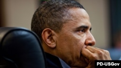 Birleşen Ştatlaryň prezidenti Barak Obama "Al-Kaýdanyň" lideri Osama bin Ladene garşy geçiriljek operasiýa barada Ak Tamda geçirilen maslahatda, Waşington, 2011-nji ýylyň 1-nji maýy.