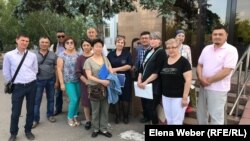 Инициативная группа «неполных дольщиков» снесенного комплекса «Бесоба» в Караганде у здания акимата. Июнь 2019 года.