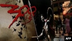 فيلم۳۰۰ عنوان پرفروش ترين فيلم در سه ماه اول سال ۲۰۰۷ آمريکا را به خود اختصاص داده است.