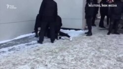 «Важко дихати, хлопці відпустіть», – затримання активістів у Челябінську, що у Росії