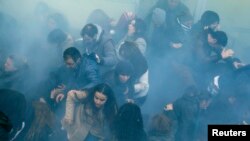 شلیک گاز اشک‌آور به میان معترضان توسط پلیس ترکیه