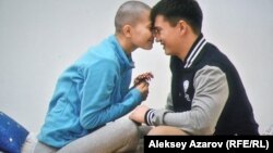 Эпизод из фильма «Я люблю тебя, Акерке». История, рассказанная в фильме – история болезни студентки Акерке и  помощи ее друзей в борьбе с неизлечимым недугом. Снимок с экрана.