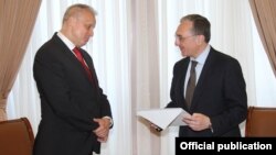 Armenia - New Russian Ambassador Sergey Kopirkin (L) hands copies of his credentials to Armenia's Foreign Minister Zohrab Mnatsakanian, Yerevan,4June 2018.