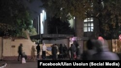 5-октябрдагы толкундоонун катышуучулару УКМКнын имаратына кирип бара жатышат.