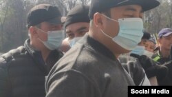 Избиратели в медицинских масках с меткой в виде точки на участке в Оше. 11 апреля 2021 года. 