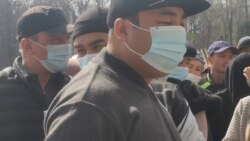 Ош шаарында тешик маска кийип, шайлоого келген адамдар. 11-апрель, 2021-жыл. 