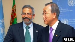 BMG-niň Türkmenistandaky hemişelik koordinatory Lenni Montiýel BMG-niň Baş Sekretary Pan Gi Mun bilen bile.