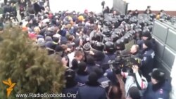 Силовики та активісти побилися у Харкові