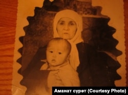 Дилбде апа небереси менен.