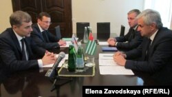 В первые минуты протокольной съемки Хаджимба и Сурков обменялись приветствиями. Сурков сказал, что Россия заинтересована в стабильности в Абхазии и в выполнении инвестиционной программы