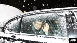 Глава МИД Турции Ахмет Давутоглу уезжает с пресс-конференции в Ереване, 12 декабря, 2013 г.