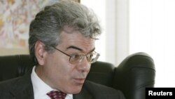 گری سیمور (در تصویر) تا چندی پیش یکی از اعضای گروه مذاکره‌کنندگان آمریکایی و کارشناس ارشد منع گسترش جنگ افزارهای هسته‌ای و مشاور باراک اوباما بود