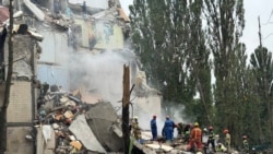 РФ атакувала Київ: зруйновано під'їзд багатоповерхівки, під завалами люди (відео)