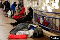 Люди в метро перечікують російську повітряну атаку. Київ, 22 жовтня 2025 року