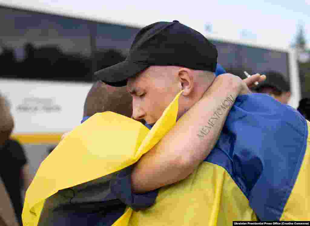 Обійми побратимів після повернення додому з російського полону