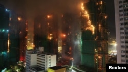 Пожежа охопила житловий комплекс, що складається з восьми 32-поверхових будинків, 26 листопада