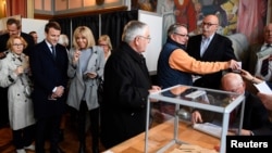 پاریس انتخابات ریاست جمهوری؛ امانوئل مکرون و همسرش بریژیت تروینو در صف رای