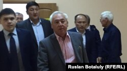 Председатель Союза журналистов Казахстана, президент Национального пресс-клуба Казахстана Сейтказы Матаев (в центре) входит в зал суда. Астана, 23 августа 2016 года. 