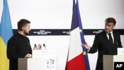 Уладзімір Зяленскі і Эманюэль Макрон у часе сустрэчы ў Парыжы