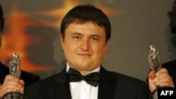 کارگردان فيلم، کريستين مانگيو هم به عنوان بهترين کارگردان سال برگزيده شد.